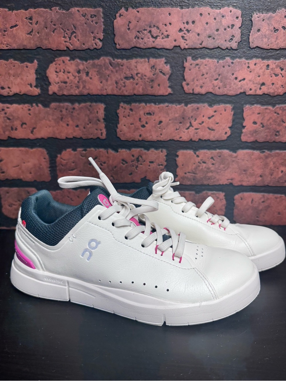 On Running The Roger Advantage Sneaker Ivory Pink EUC Womens Size 7.5
